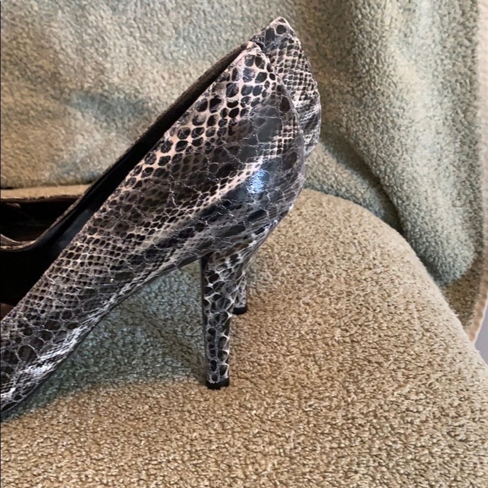 Grey Snake Print Stuart Weitzman Heel Size 11m - image 5